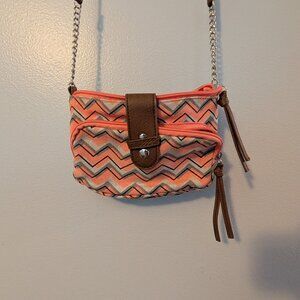 Cross body two pockets chevron patterned bag